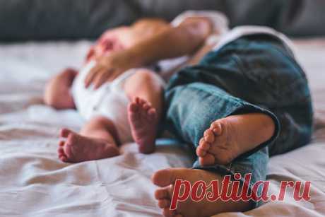 Молодым родителям посоветовали не волноваться из-за просыпающихся по ночам детей. Центр младенчества и сна при Даремском университете разработал рекомендации, призванные помочь молодым родителям, которые беспокоятся из-за просыпающегося по ночам ребенка. По словам руководителя центра, профессора Хелен Болл, многие до сих пор ошибочно считают, что маленькие дети могут спокойно спать по ночам.