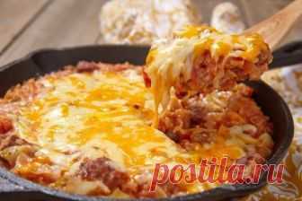 5 ОБАЛДЕННО ВКУСНЫХ, НО ПРОСТЫХ ЗАПЕКАНОК 

Запеканка с мясным фаршем и картофелем

Ингредиенты:
- 500 г говяжьего фарша
- 1 кг картофеля
- 1 яйцо
- 250 мл молока
- 100 г сливочного масла
- 1 луковица
- 50 г сыра
- соль, перец

Почистить и отварить картофель в подсоленной воде. Слить воду, добавить 50 г сливочного масла и растереть в пюре.
Подогреть молоко и добавить в пюре. Размешать до получения однородной массы.
Почистить и мелко нарезать лук. Обжарить до золотистого цв...