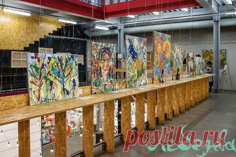 Флакон - это активное, уютное место, расчитанное на молодых, креативных людей. Я очень хотела показать свою живопись активным и талантливым молодым людям и получить от них отзыв о своём творчестве. Для этого и нужно устраивать выставки, чтобы получать обратную связь и чтобы люди увидели картины, над которыми я работала много лет.