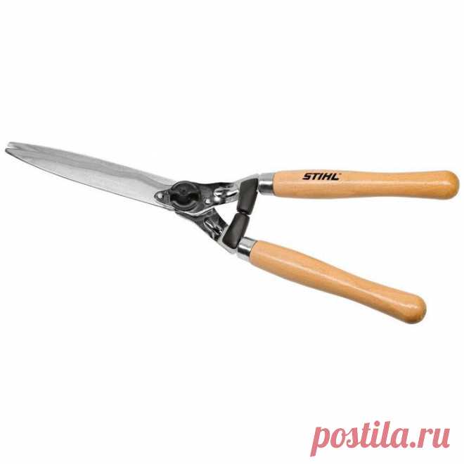 Садовые ножницы Stihl PH 10 предназначены для подрезки от мягких до очень твердых кустов и живых изгородей. Защищенные от коррозии лезвия со специальным покрытием, с волнистой заточкой и канавками для сока. Настройка соединений лезвий без инструментов. Рукоятка из бука. С упорным демпфером. Длина 54 см, 1050 грамм.