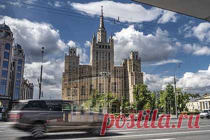 Жильцы высотки в центре Москвы подрались с квартиросъемщиками из-за экскурсий. Жильцы высотки на Кудринской площади в Пресненском районе в центре Москвы подрались с квартиросъемщиками из-за экскурсий. По сведениям издания MK.RU, конфликт между старожилами дома и квартиросъемщиками, въехавшими сюда пару лет назад, тянется давно, но только 7 мая он перерос в разборку на кулаках.
