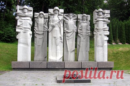 В Литве подсчитали стоимость демонтажа мемориала советским воинам. Власти Литвы подсчитали стоимость демонтажа мемориала советским воинам в Вильнюсе — он обойдется почти в 50 тысяч евро. Об этом сообщило в понедельник Вильнюсское самоуправление. Подрядчик демонтирует и вывезет стелы мемориала, а также может на время убрать памятные плиты с захоронений.