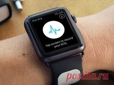 Apple патентует браслет для регистрации ЭКГ Ведомство по патентам и товарным знакам США опубликовала патентную заявку Apple, которая описывает браслет для самостоятельной регистрации электрокардиограммы. Ранее компания AliveCor уже представила ремешок для Apple Watch, который позволяет делать то же самое, однако в данном случае речь идёт о полностью самостоятельном носимом устройстве, которое позволяет регистрировать ЭКГ на разных частях тела. Велика вероятность, что браслет будет работать в…