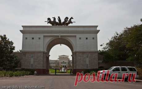 резиденция правящего шейха Моххамеда. По алее, ведущей к его дворцу, прогуливаются павлины. А сам въезд похож на триумфальную арку с конями из Большого театра