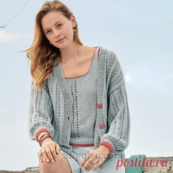 Летний вязаный комплект из кардигана с большими пуговицами и топа выполнен ажурными полосами и украшен контрастной каймой.