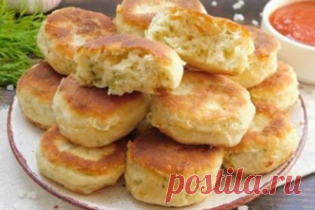Ароматные пышечки
Если нужно сообразить что-нибудь необычное и вкусное, можно сделать быстрый завтрак на сковороде. Буквально 5 минут на замес теста, столько же на обжаривание, и на столе уже целая гора невероятно вкусных и ароматных пышечек. При желании можно добавить кусочки колбасы, грибов, овощей.