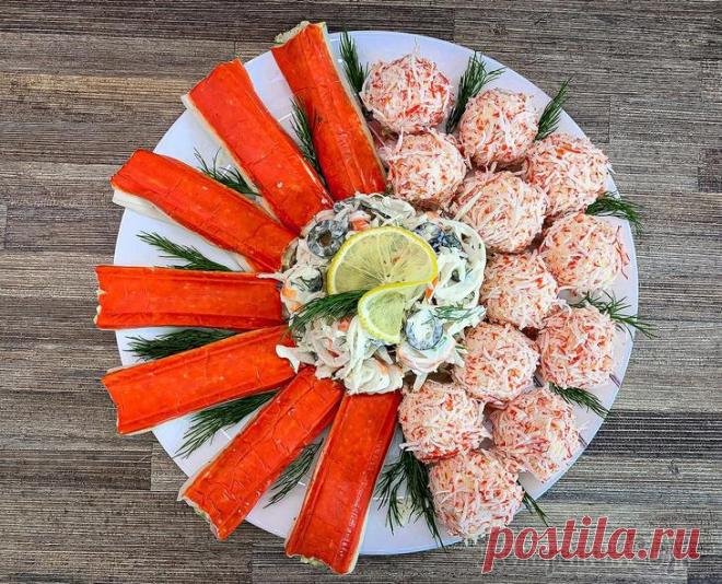 3 блюда из крабовых палочек на праздничный стол Вкусная и эффектная закуска станет украшением вашего праздничного стола.Крабовые «Сигары»Рецепт:Крабовые палочки — 150 г.Яйцо куриное варёное — 2 шт.Сыр сливочный плавленый — 100 г.Укроп — 3 веточкиФр...