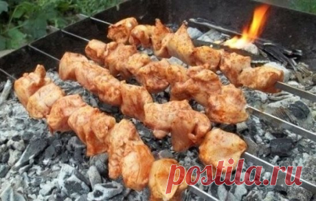 Шашлык из курицы по-грузински
Ингредиенты:
-Куриное филе — 1 Килограмм
-Чеснок — 1 Зубчик
-Томатная паста — 2 Ст. ложки
-Соль, перец — По вкусу
-Сахар — 3 Ст. ложки
-Специи — 2 Ст. ложки
-Вода — 1 Литр
Количество порций: 4
Приготовление:
Крупно нарезаем куриное филе. Смешиваем его с мелко нарубленным чесноком, томатной пастой, солью, перцем, сахаром и специями.
Перемешиваем и заливаем литром воды. Ставим на ночь в холодильник.
На следующий день воду сливаем, мясо нанизываем на шампуры.
Жарим