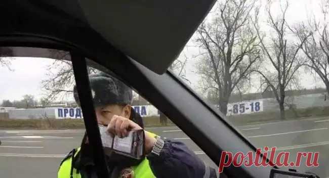 Автоюрист пояснил, почему не стоит спрашивать служебное удостоверение у работника ДПС