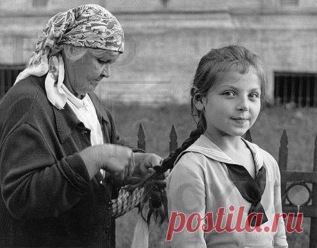 Мне бабушка про деньги говорила:
Чужого, внучка, сроду не бери.
Берешь чужое - только лишь на время,
А отдаёшь навечно, но свои.
Не обо всем рассказывай подругам,
Свои секреты в сердце береги.
А вдруг, с подругой не поделишь друга.
Она секреты выложит твои.
Брезглива будь и не носи чужое
И вещи не раздаривай свои.
В дом нечисть не впускай – семья святое,
От глаз чужих ее побереги!
Под праздник не одалживай посуду.
Под вечер в долг соседям не давай.
Коль, одолжить им хочешь...