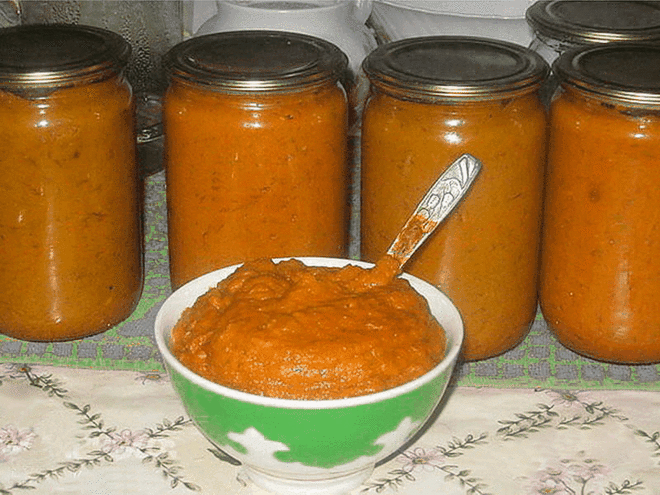 Быстрая кабачковая икра
Ингредиенты:
Кабачки – 3 кг
Морковь – 1 кг
Лук репчатый – 1 кг
Томатный соус – 300 гр
Масло подсолнечное – 300 гр
Сахар – 2 ст.л.
Соль – 1,5 ст.л.
Рецепт приготовления быстрой кабачковой икры:
Сначала кабачки следует вымыть и очистить от кожуры. Если для приготовления икры используются крупные овощи с большими семенами, середину лучше вырезать. В таком случае кабачков в неочищенном виде следует брать больше, чем 3 кг. Порезать кабачки на небольшие кусочки. Морковь очист