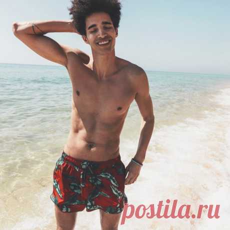 Отправляясь на пляж, выбирайте шорты с яркими цветочными принтами и модные летние аксессуары. #HMMan