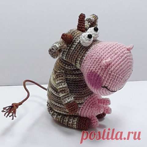 Веселая семейка: коровка и бычок, связанные крючком