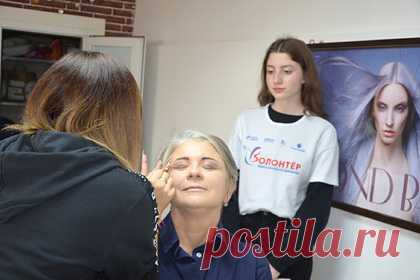 15-летняя россиянка организовала день красоты для матерей детей-инвалидов. 15-летняя школьница из поселка Южный Усть-Лабинского района Краснодарского края организовала проект, в котором матерям детей-инвалидов предложили бесплатно пройти процедуры красоты. Девятиклассница Анжелика Калиниченко стала организатором акции «Мамин день», которая прошла в рамках Всероссийского благотворительного пр