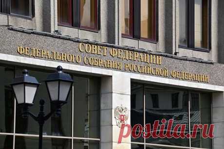 В Совете Федерации после выборов появятся 24 новых сенатора. В Совете Федерации после выборов появятся 24 новых сенатора, 26 переподтверждают свои полномочия. Об этом сообщил глава комитета по регламенту Вячеслав Тимченко. Верхняя палата российского парламента открывает осеннюю сессию в полном составе в количестве 178 сенаторов, в том числе полностью представлены новые регионы.