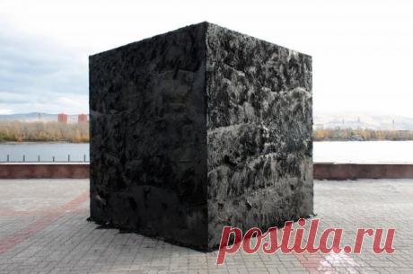 В Красноярске установили памятник кубику сахара Объект символизирует блокадный сахар, который 77 лет назад добывали из земли