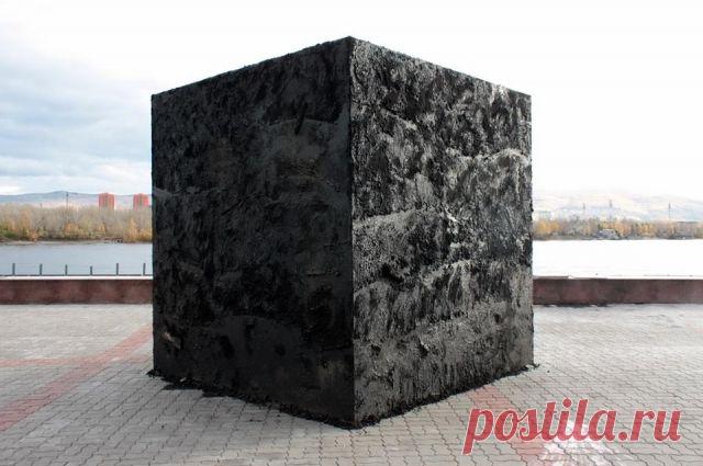 В Красноярске установили памятник кубику сахара Объект символизирует блокадный сахар, который 77 лет назад добывали из земли
