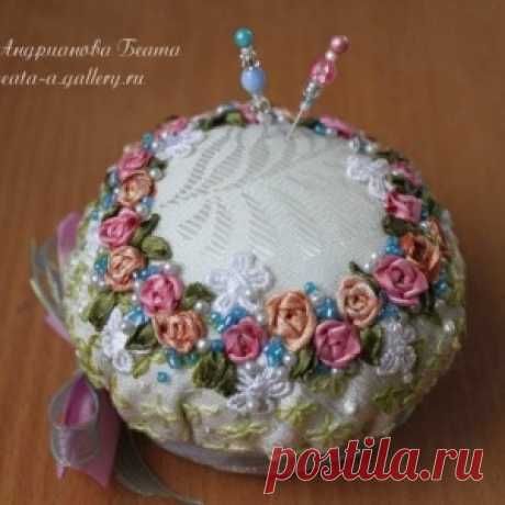 Игольницы, украшенные вышивкой лентами. Идеи для вдохновения.