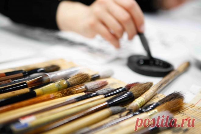 Где в Киеве поставить почерк В столице работают как западные, так и восточные школы каллиграфии. Первое направление пользуется особым спросом — наибольший интерес киевляне проявляют к украинской каллиграфии. В этой нише активно развивается и детское направление: родители часто приводят детей для постановки бытового почерка. Всего в нашем городе насчитывается пять действующих платформ, которые ведут обучение западной каллиграфии на постоянной основе. При этом китайских курс...