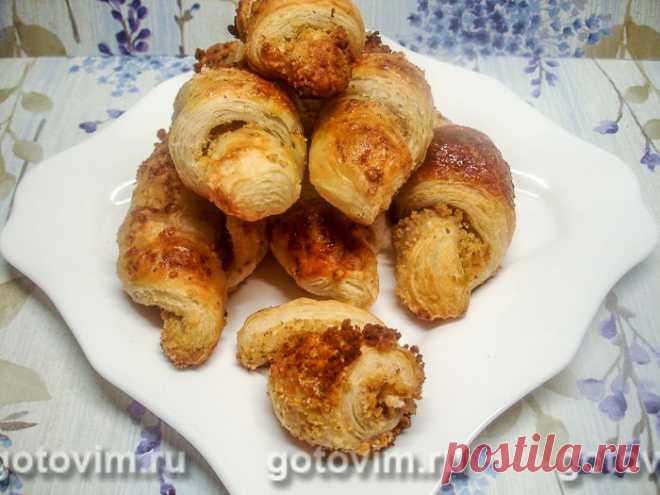 Слоеные рогалики с ореховой начинкой. Рецепт с фото Что приготовить из слоеного теста? Практически любую выпечку, какую можно представить. Начинить воздушные рогалики можно, например, густым повидлом, любимым шоколадом, кокосовой стружкой, творогом или сгущенкой. На рецепт рогаликов из слоеного теста с ореховой начинкой потребуется меньше часа. Пробуем?


