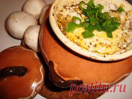 Мини-пельмешки, запеченные в горшочке в сыре и грибах