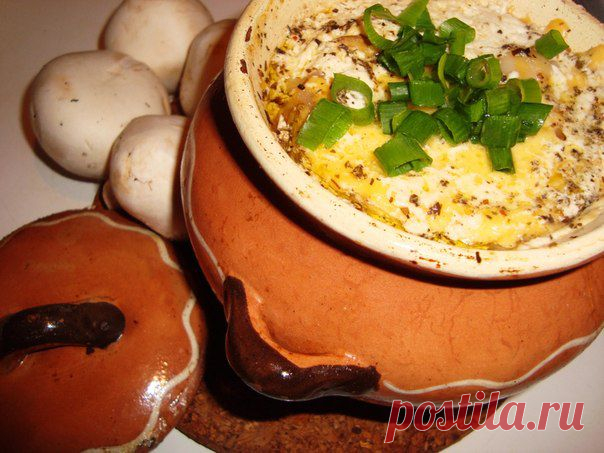 Мини-пельмешки, запеченные в горшочке в сыре и грибах
