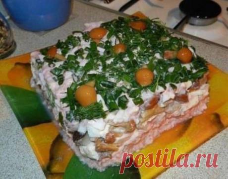 Салат с красной рыбой и грибами