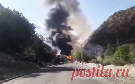 Киргизия сообщила об обстреле аэропорта и инфраструктуры Баткена. Таджикистан применил ракетные системы залпового огня для стрельбы по городу Баткен на западе Киргизии, а также обстрелял местный аэропорт. Столкновения в приграничных районах двух стран не прекращались с ночи