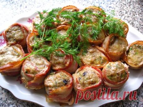 25 рецептов со свининой:
1. Свиные рулетики с грибами и сыром
2. Мясо по-купечески (с грибами)
3. Домашняя буженина
4. Запеченная свиная вырезка в беконе
5. Вкуснейший шашлык в духовке
6. Свиная отбивная в сливках
7. Запеченное мясо с корицей и приправами
8. Мясо по-французски с помидорами
9. Мясо по-французски в духовке
10. Свинина «Праздничная»
11. Мясо "под шубой"
12. Шашлык в духовке на "луковой подушке"
13. Свиная шея с картошкой
14. Свиная вырезка в сливочно-грибном соусе
15. Мясо по-купеч
