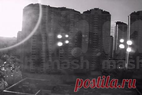 Предполагаемый момент взрыва в небе над Москвой попал на видео. В Новой Москве сняли на видео предполагаемый момент взрыва в воздухе. На ролике слышно грохот, раздающийся в одном из дворов. После этого слышно сработавшие сигнализации припаркованных автомобилей. Утром 4 июля жители Новой Москвы сообщили о нескольких взрывов, Минобороны сообщило об атаке беспилотников.