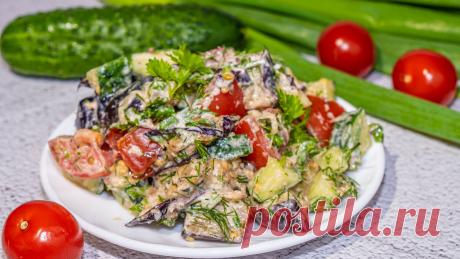 Недорогая, пикантная, изумительно вкусная закуска из баклажан и помидоров!  На самом деле это блюдо называется «лодочки», но мне больше нравится название «огурцы».
Ингредиенты: 4 больших баклажана, 1 крупный свежий помидор, 30 г любого твердого сыра, пучок укропа, растительное масло для жарки.
Для соуса: 2 ст. ложки майонеза, 2 зубчика чеснока, соль, перец по вкусу.
Приготовление: 1. Баклажаны нужно нарезать тонкими кружочками, посолить, дать постоять минут 10.
2. Затем отжать и обжарить в рас…