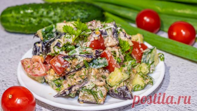 Недорогая, пикантная, изумительно вкусная закуска из баклажан и помидоров!  На самом деле это блюдо называется «лодочки», но мне больше нравится название «огурцы».
Ингредиенты: 4 больших баклажана, 1 крупный свежий помидор, 30 г любого твердого сыра, пучок укропа, растительное масло для жарки.
Для соуса: 2 ст. ложки майонеза, 2 зубчика чеснока, соль, перец по вкусу.
Приготовление: 1. Баклажаны нужно нарезать тонкими кружочками, посолить, дать постоять минут 10.
2. Затем отжать и обжарить в рас…