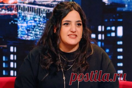 Звезда «Женского стендапа» рассказала о нелепых сообщениях от поклонников. Известная юмористка, участница шоу «Женский стендап» на канале ТНТ Карина Мейханаджян рассказала о «дурацких подкатах» мужчин. Комикесса вспомнила, что недавно ей написал незнакомец, желающий с ней пообщаться, и сразу же пошутил про ее ягодицы. Об этом она заявила в программе «Шоу Воли».