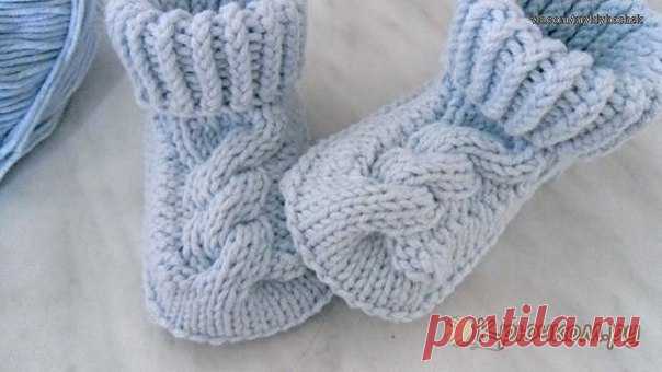 Пинетки с косами
#вязание #спицами #длядетей

Когда женщина ждет ребенка, ей хочется окружить его заботой и теплом. Мамочки стараются выбрать для своей любимой крохи самые нарядные и оригинальные вещи. А что может быть лучше вещей, связанных заботливыми мамиными руками. Самой первой обувью для новорожденных деток служат пинетки. По большей части они выполняют декоративную функцию, но не нужно забывать и о практичности пинеток.

В данном мастер-классе мы расскажем, как связ...