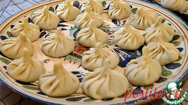 Хинкали «Мтиулури». Мтиулури хинкали — одно из самых популярных видов грузинских хинкали, родом из горных регионов. Их особенность в простой, но насыщенной мясной начинке, которая готовится с добавлением лука, специй и воды, чтобы создать сочный, насыщенный вкус. Этот тип хинкали традиционно отваривается, и секрет его популярности — в минимализме ингредиентов и сочности начинки, где каждый элемент сохраняет свой натуральный вкус и аромат. Если хотите удивить всех за столом и перенестись в…