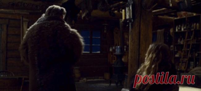 14 самых дорогих ошибок, когда-либо сделанных в истории. Случайное уничтожение 150-летней гитары. Гитара, на которой играла Дженнифер Джейсон Ли в фильме Квентина Тарантино «Омерзительная восьмерка», была настоящим 150-летним раритетом. Ее взяли напрокат из Музея гитар Мартина. Предполагалось, что перед следующей сценой 6-струнную гитару XIX века заменят на бутафорскую. Но, похоже, об этом факте забыли сообщить Курту Расселу, и он разбил музейный экспонат вдребезги.