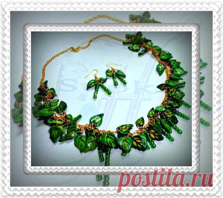 Комплект ,,Берёзка&quot;.Состоит из колье и серёжек.Выполнен из полимерной глины.фурнитура под золото.