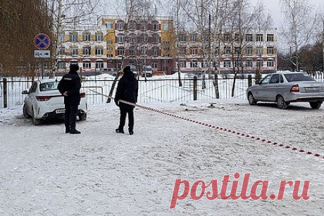 Охранника брянской гимназии поместили под домашний арест. Женщину-охранника, которая работала в гимназии №5 в Брянске поместили под домашний арест. Она будет под домашним арестом до 6 февраля. Ранее сотрудницу частного охранного предприятия (ЧОП), отвечавшего за охрану в гимназии в Брянске, поместили в СИЗО. Но меру пресечения изменили из-за состояния здоровья женщины.