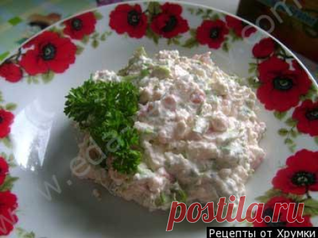 Салат творог с зеленью чесноком и помидорами