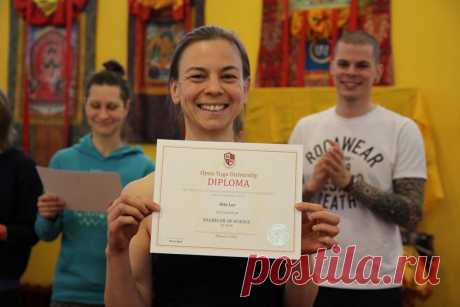 О чём это видео:
1. Что значит учиться в Международном Открытом Йога Университете?
2. Когда ты занимаешься йогой,  ты становишься более осознанной, мудрость приходит...
3. У меня был двойной декрет, семь лет только с детьми. Терпение нужно очень большое...
4. &quot;Почем моё тело меня не слушается? Почему я не могу управлять своими мыслями?&quot;...
5. Особенности практики йоги для современных женщин.