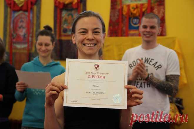 О чём это видео:
1. Что значит учиться в Международном Открытом Йога Университете?
2. Когда ты занимаешься йогой,  ты становишься более осознанной, мудрость приходит...
3. У меня был двойной декрет, семь лет только с детьми. Терпение нужно очень большое...
4. "Почем моё тело меня не слушается? Почему я не могу управлять своими мыслями?"...
5. Особенности практики йоги для современных женщин.