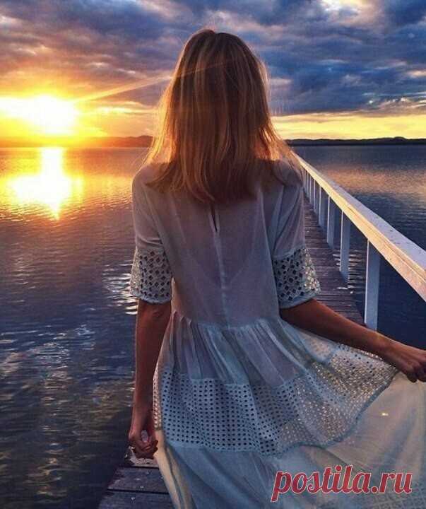 Хорошее слово - как влага в пустыне.
Хорошее слово в сердцах не остынет.
Оно,слово мост, через бурную реку,
Поможет в тяжёлом пути человеку.

Ищите хорошее, доброе слово,
Храните его, оно - счастья основа,
И людям дарить его не считайте за труд -
Они его вам непременно вернут!

Николай Грипась