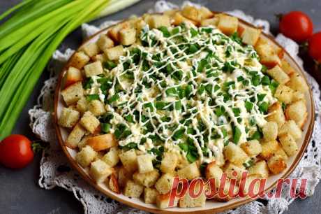 Салат с помидорами, плавлеными сырками и сухариками