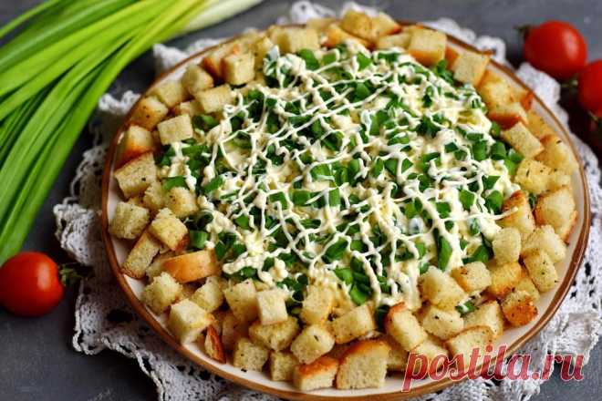 Салат с помидорами, плавлеными сырками и сухариками