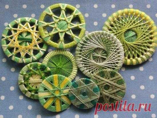 Дорсетская пуговица. Dorset buttons

Дорсетская пуговица (Dorset buttons) была изобретена в Дорсете (Англия) в 18 столетии. Первоначально основание для пуговицы изготавливалось из бараньего рога, позже стали использоваться металлические кольца. Долгое время изготовлением дорсетских пуговицбыло отдельной отраслью. Этим ремеслом занимались целые семьи, а также заключенные в тюрьмах и дети-сироты в приютах. В 1851 году Джон Эштон изобрел специальную машину и началась эра масс...
