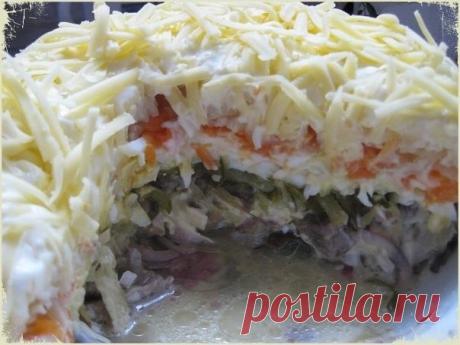 Салат «Охотничий»
Салаты — это периодами хлопотно, но всегда очень вкусно. Сегодня мы будем готовить салат «Охотничий». Готовится блюдо слоями, а заправляется обычно майонезом, завершающим слоем идет сыр.

Ингредиенты:
Куриное филе — 250 грамм;
Картофель — 2 шт.;
Яйца куриные — 3 шт.;
Морковь — 1 шт.;
Огурцы маринованные — 2 шт.;
Грибы маринованные — 150 грамм;
Сыр твердый — 200 грамм;
Майонез по вкусу.

Способ приготовления:
1. Отварите яйца вкрутую, мясо до готовности, о...