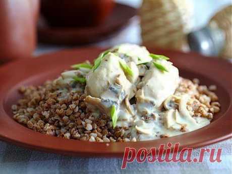 Куриное филе с соусом и гречкой
Источник Худей вкусно
 


*230 ккал на 100 г*

Куриное филе 4 штуки
Гречка 200 г
Сметана 150 г
Репчатый лук 1 головка
Молоко 100 мл
Соевый соус 2 чайные ложки
Растительное масло 1 столовая ложка
Петрушка по вкусу

Время приготовления - 40 мин.
