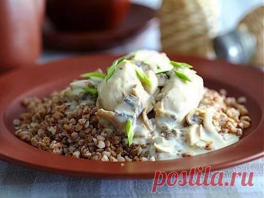 Куриное филе с соусом и гречкой
Источник Худей вкусно
 


*230 ккал на 100 г*

Куриное филе 4 штуки
Гречка 200 г
Сметана 150 г
Репчатый лук 1 головка
Молоко 100 мл
Соевый соус 2 чайные ложки
Растительное масло 1 столовая ложка
Петрушка по вкусу

Время приготовления - 40 мин.