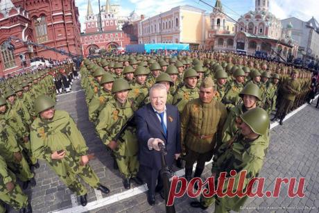 9 мая. #Селфи Жириновского - фотка с солдатами на Красной площади. Молодец, #Жириновский! Очень важно не забывать тех, кто подарил нам свободу, будущее! Эти люди заслуживают всяческих почестей и благодарности! Спасибо Вам, дорогие ветераны! Спасибо тем, кто не с нами! Мы будем вечно помнить вас!