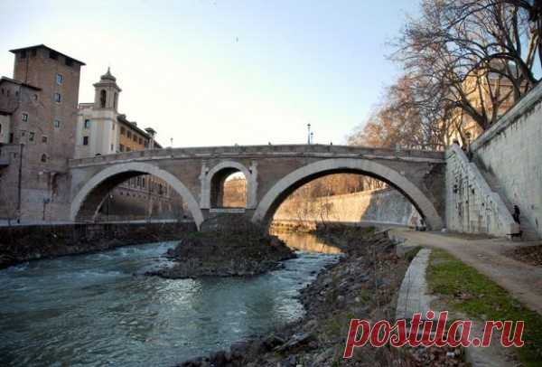 Самый старый мост в мире — Понс Фабрициуса (Pons Fabricius) или Мост Четырех Глав (Ponte dei Quattro Capi) в Риме, Италия, который была построен в 62 г. до н.э.